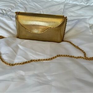 GOLD CLUTCH. VINTAGE SIMPLE GOLD CLUTCH WITN CHAIN. RHINESTONE CLAM SHELL.
